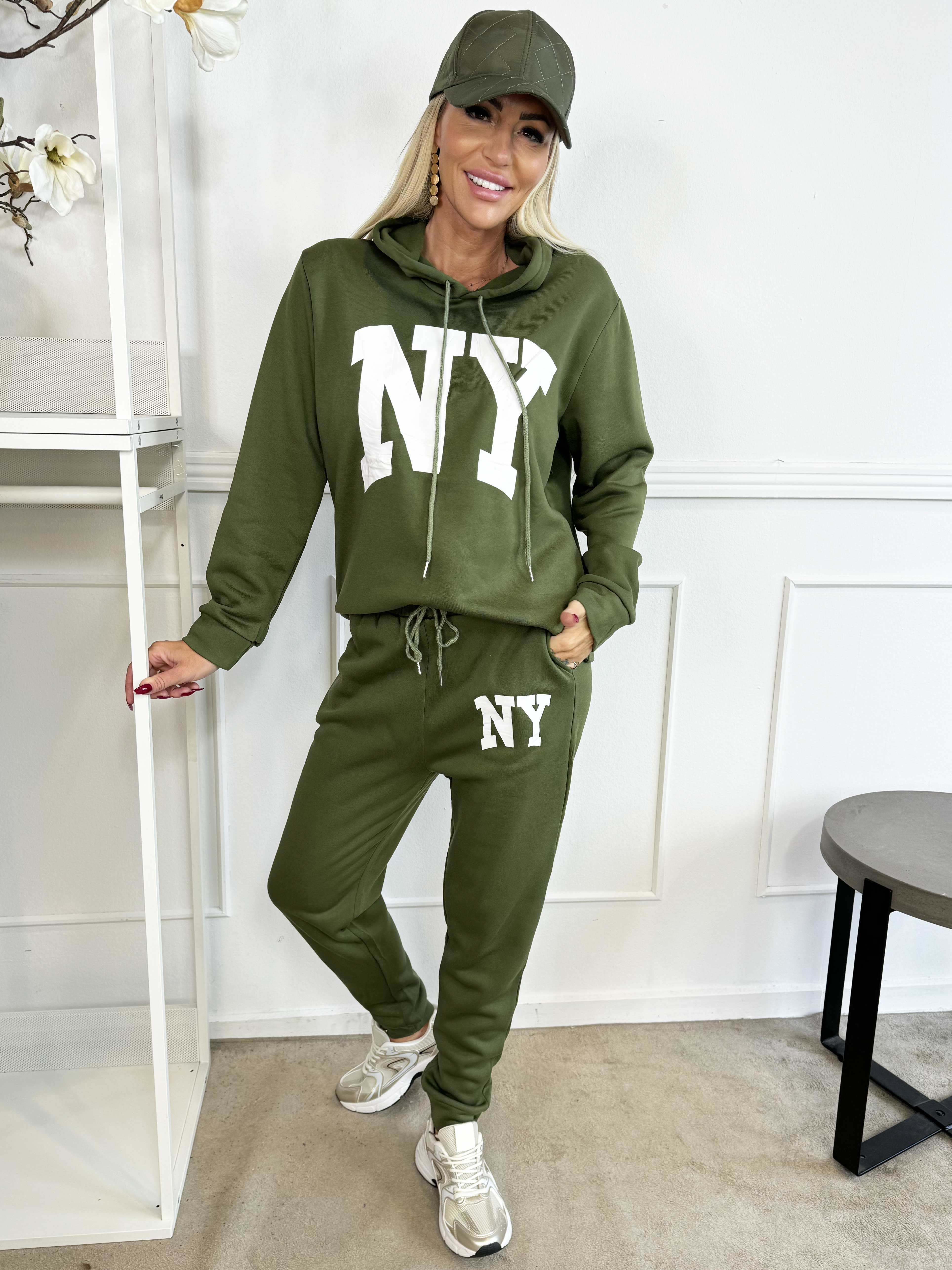 Ania - Joggingdräkt med NY-stående